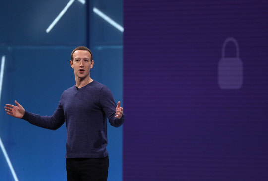 1일(미국시간)미국 캘리포니아주 새너제이에서 열린 페이스북 연례개발자회의(F8)에서 마크 저커버그 페이스북 CEO가 기조연설을 하고 있다. 이날 저커버그 CEO는 인터넷 검색 기록이 페이스북에 전달되지 않도록 이용자 스스로 설정할 수 있는 '클리어 히스토리' 기능을 도입한다는 계획을 밝혔다.<연합뉴스>